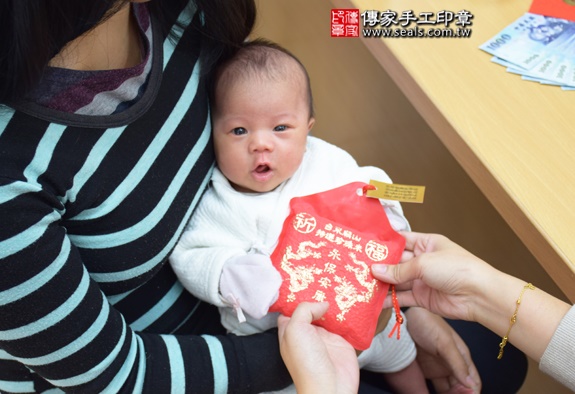 剃胎毛、滿月剃頭、嬰兒剃頭、嬰兒理髮、嬰兒剃髮、嬰兒剃胎毛、嬰兒滿月剃頭、寶寶剃頭、剃胎毛儀式、剃胎毛吉祥話、滿月剃頭儀式、滿月剃頭吉祥話、寶寶剃胎毛、寶寶滿月剃頭理髮、 新竹香山區剃胎毛、新竹香山區滿月剃頭、新竹香山區嬰兒剃頭剃胎毛、新竹香山區嬰兒理髮、新竹香山區嬰兒剃髮、 劉寶寶(新竹香山區嬰兒寶寶滿月剃頭理髮、免費嬰兒剃胎毛儀式吉祥話)。中國風會場，爸媽寶貝免費穿「日中韓」古裝禮服。專業拍照、DVD光碟、證書。★購買「臍帶章、肚臍章、胎毛筆刷印章」贈送：剃頭、收涎、抓周，三選一。2015.12.19 照片5